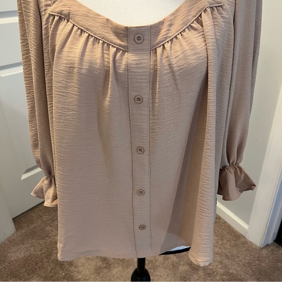 Beige blouse nwt size small. - Picture 2 of 7